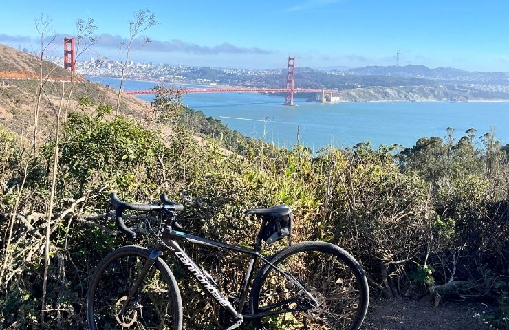 Cyklar framför Golden Gate-bron i San Francisco, USA